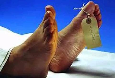 சாலையோரம் இறந்து கிடந்த வாலிபர்