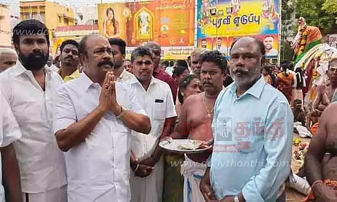 எம்.சூரக்குடி புரவி எடுப்பு திருவிழாவில் அமைச்சர் கே.ஆர்.பெரியகருப்பன் சாமி தரிசனம்