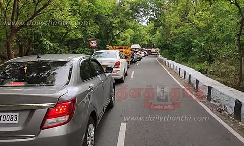 ஏலகிரி மலையில் போக்குவரத்து பாதிப்பு -சுற்றுலா பயணிகள் அவதி