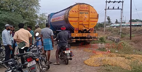 மல்லூர் அருகே மாம்பழக்கழிவுகளை ஏரிக்கரையில் கொட்டிய லாரி சிறைபிடிப்பு