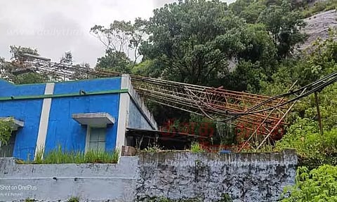 செல்போன் கோபுரம் முறிந்து விழுந்தது