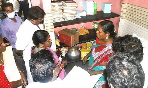 கடலூர் அரசு ஆஸ்பத்திரி அம்மா உணவகத்தில் மாநகராட்சி மேயர் திடீர் ஆய்வு அதிக விலைக்கு விற்ற 3 பெண் தொழிலாளர்கள் மீது நடவடிக்கை