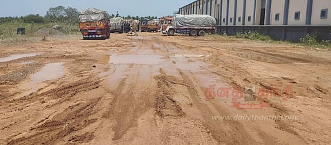 லாரிகள் செல்ல வசதியாக தார் சாலை அமைக்கப்படுமா?