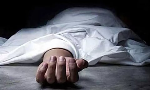 திருத்தணியில் சாலையோரம் நின்று கொண்டிருந்த லாரி மீது மோட்டார் சைக்கிள் மோதிய விபத்தில் தொழிலாளி பலி