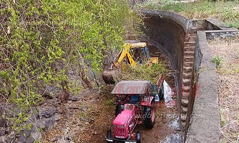 காண்டூர் கால்வாயை தூர்வாரும் பணி மும்முரம்