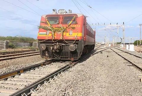 மீளவிட்டானில் இருந்து தூத்துக்குடி வரை புதிய தண்டவாளத்தில் அதிவேக ரெயில் என்ஜினை இயக்கி சோதனை