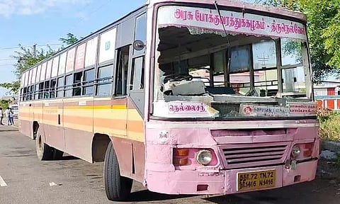 கயத்தாறு அருகே அரசு பஸ் கண்ணாடி உடைப்பு