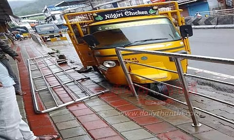 உடைந்து விழும் இரும்பு தடுப்புகள்