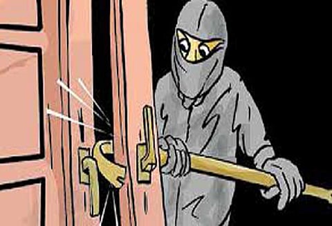 தூத்துக்குடியில் லாரி செட் உரிமையாளர் வீட்டில் தங்கநகை, வெள்ளி பொருட்கள் திருட்டு