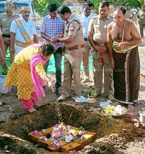 கீழடியில் ரூ.25 லட்சத்தில் புறக்காவல் நிலையம் கட்டும் பணி