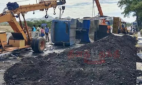 சாலையில் தலைகுப்புற கவிழ்ந்த லாரி