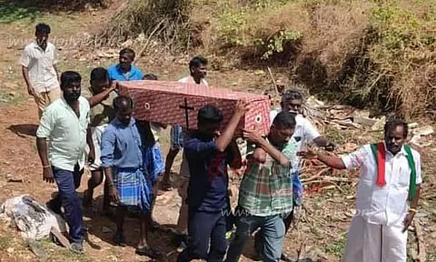 இறந்தவர் உடலை ஓடை வழியாக சுமந்து சென்ற கிராம மக்கள்