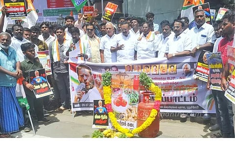 இளைஞர் காங்கிரசார் நூதன ஆர்ப்பாட்டம்