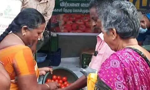 கரூர் உழவர் சந்தையில் தக்காளி கிலோ ரூ.80-க்கு விற்பனை