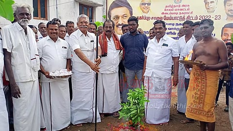 எடப்பாடி நகராட்சி பகுதியில் ரூ.2 கோடியில் தார்சாலை அமைக்கும் பணி முன்னாள் அமைச்சர் டி.எம்.செல்வகணபதி தொடக்கம்