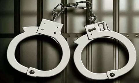 சினிமா இயக்குனர் வீட்டில் கொள்ளை: திருட்டு நகையை வாங்கிய நிதி நிறுவன ஊழியர் கைது