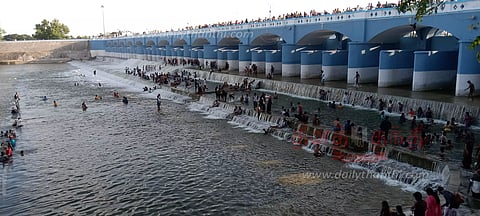 கல்லணையில் குவிந்த மக்கள் கூட்டம்