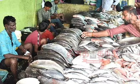 ஈரோடு மார்க்கெட்டுக்கு மீன்கள் வரத்து குறைந்ததால் விலை உயர்வு