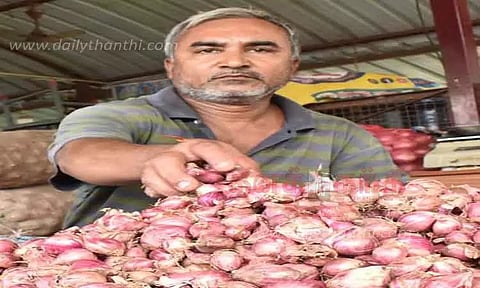 ஒரு கிலோ ரூ.160-க்கு விற்பனை இல்லத்தரசிகளின் கண்களில் கண்ணீரை வரவழைத்த சின்ன வெங்காயம் விலை