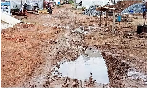 சாலை வசதி இல்லாமல் தவிக்கும் பொதுமக்கள்