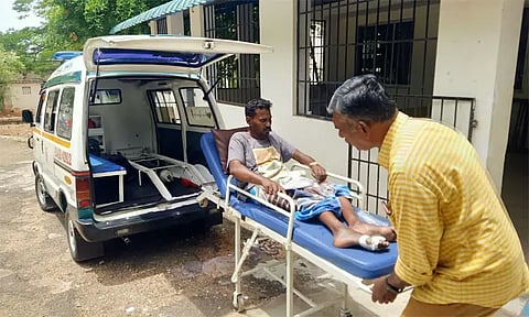 தேனி கலெக்டர் அலுவலகத்துக்கு ஆம்புலன்சில் மனு கொடுக்க வந்தவரால் பரபரப்பு