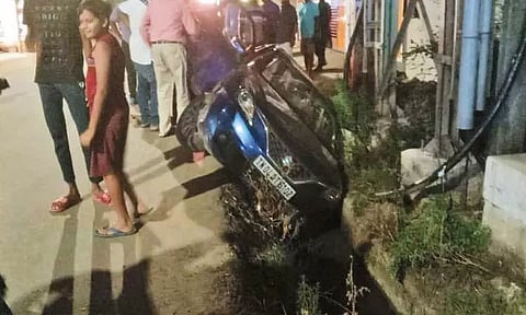 மாங்காடு அருகே சாலையோர பள்ளத்தில் கவிழ்ந்த கார்