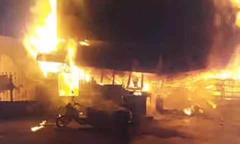 காரைக்குடியில் பேக்கரி கடையில் பயங்கர தீ விபத்து - ரூ.40 லட்சம் பொருட்கள் சேதம்