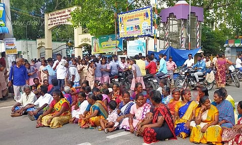 கழிவுநீர் கால்வாயை சரி செய்யக்கோரி பொதுமக்கள் மறியல்