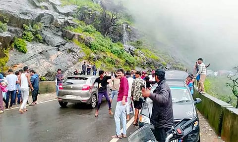 சார்மடி மலைப்பாதையில் குத்தாட்டம் போட்ட சுற்றுலா பயணிகள்