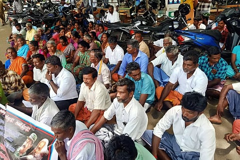 இறந்தவர்கள் மீது வழக்குப்பதிவு செய்ததாககிராம மக்கள் தர்ணா