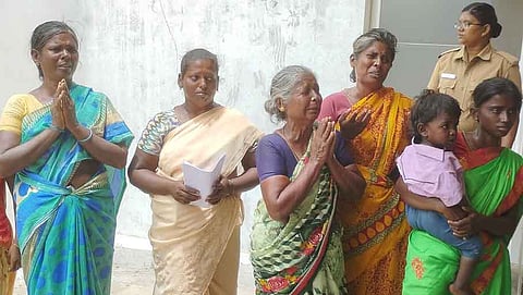 பேத்தியை மீட்டு தரக்கோரி பெண் தீக்குளிக்க முயற்சி