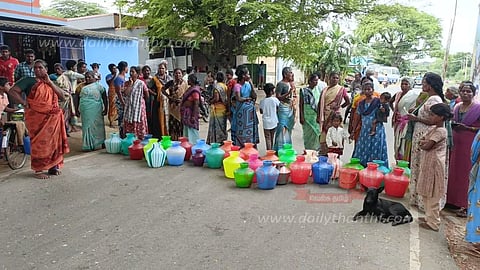 சீரான குடிநீர் வழங்கக்கோரிகாலிக்குடங்களுடன் பெண்கள் சாலை மறியலால் பரபரப்பு