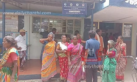 30 பெண் தொழிலாளர்களை குளவி கொட்டியது