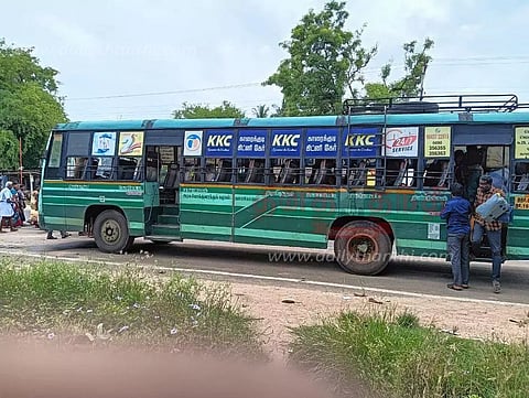 நடுரோட்டில் பழுதாகி நின்ற அரசு பஸ்