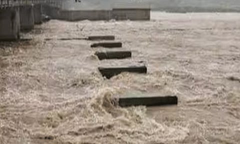 டெல்லி: கொட்டித் தீர்த்த கனமழையால் யமுனை ஆற்றில் வெள்ளப்பெருக்கு