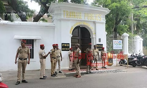 பொதுப்பணித்துறை அலுவலகம் முன்பு போலீஸ் குவிப்பு