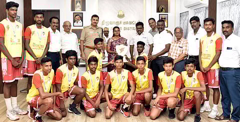 திருவாரூர் மாவட்ட வீரர்களுக்கு கலெக்டர் பாராட்டு