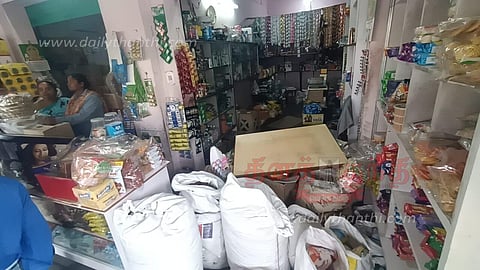 2 கடைகளின் பூட்டை உடைத்து ரூ.1½ லட்சம், 20 செல்போன்கள் திருட்டு