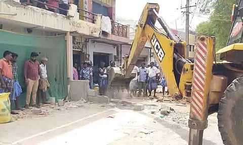 சாலையோர ஆக்கிரமிப்புகள் முழுமையாக அகற்றம்