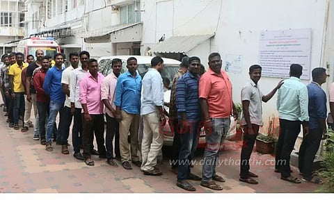 மருத்துவ சான்றிதழ் பெற அரசு ஆஸ்பத்திரியில் குவிந்தனர்