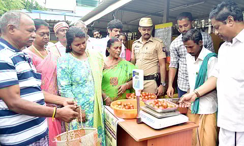 உழவர் சந்தையில் தக்காளி கிலோ ரூ.80-க்கு விற்பனை