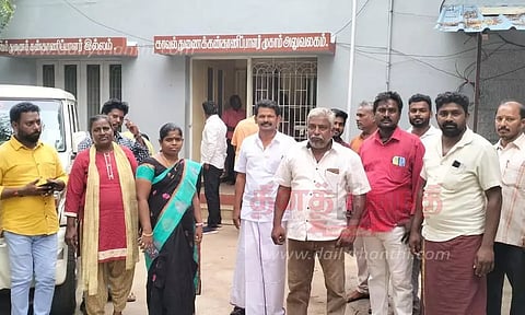 பா.ம.க. நிர்வாகி மீது நகராட்சி தலைவர்-பணியாளர்கள் புகார்