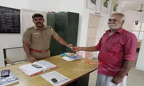 கீழே கிடந்த தங்க மோதிரத்தை போலீசில் ஒப்படைத்த முதியவர்