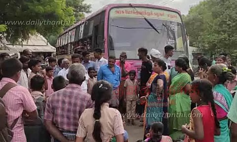 அரசு பள்ளி கழிப்பறையை பராமரிக்க கோரிமாணவர்கள்-கிராம மக்கள் சாலை மறியல்