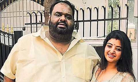 அமெரிக்கவாழ் தமிழரிடம் ரூ.15 லட்சம் மோசடி: நடிகை மகாலட்சுமி கணவர் மீது வழக்கு