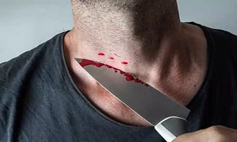 ஈரோட்டில் ஓட்டல் தொழிலாளி கழுத்தை அறுத்து தற்கொலை