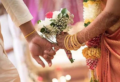 மலை கிராமத்தில் தாலி எடுத்து கொடுக்க நாட்டாண்மை இல்லாததால் திருமணம் நிறுத்தம்