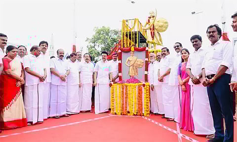 அழகு முத்துக்கோன் சிலைக்கு முதல்-அமைச்சர் மு.க.ஸ்டாலின் மரியாதை..!