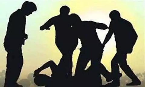 யார் பெரிய ஆள் என்ற போட்டியில் வாலிபருக்கு சரமாரி வெட்டு