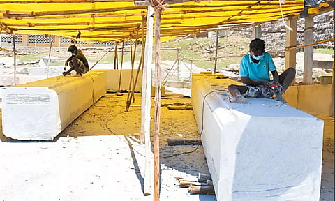 திருத்தணி முருகன் கோவிலில் ராஜகோபுரம் அமைக்கும் பணி நிறைவு: வாசற்கால் தூண்களில் சிற்ப வேலைபாடுகள் தீவிரம்